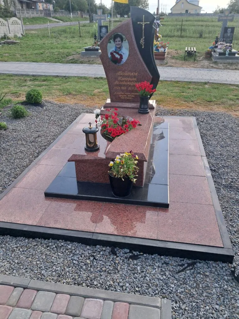 Оригінальні пам'ятники на могилу