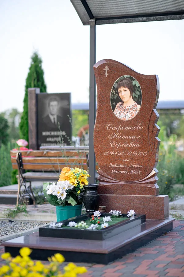 Жіночий пам’ятник на могилу